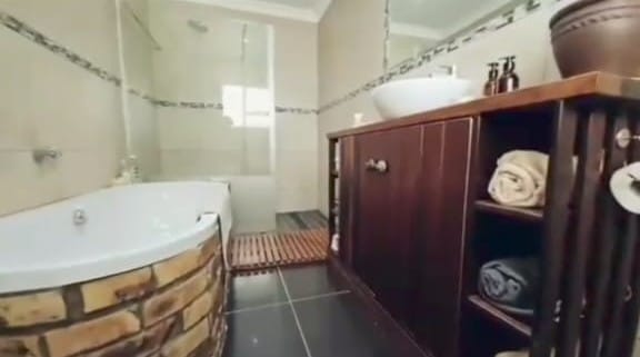 To Let 4 Bedroom Property for Rent in Winterstrand Eastern Cape